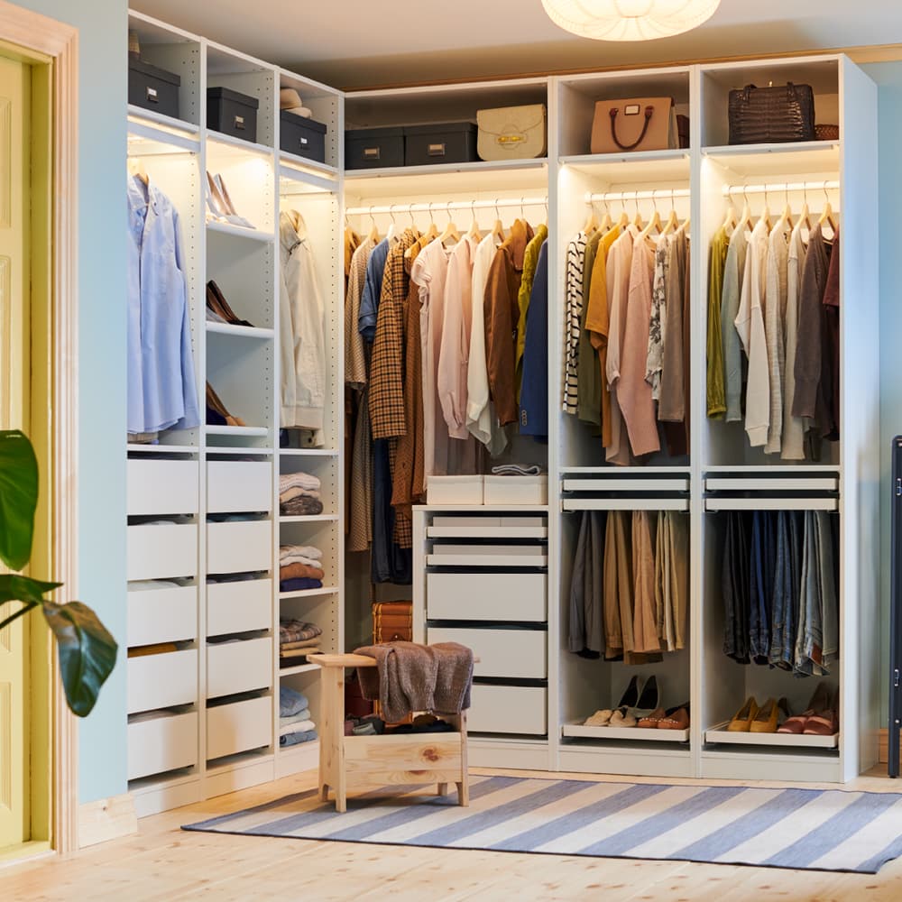 Een witte PAX kledingkast met lades en hanggedeelte