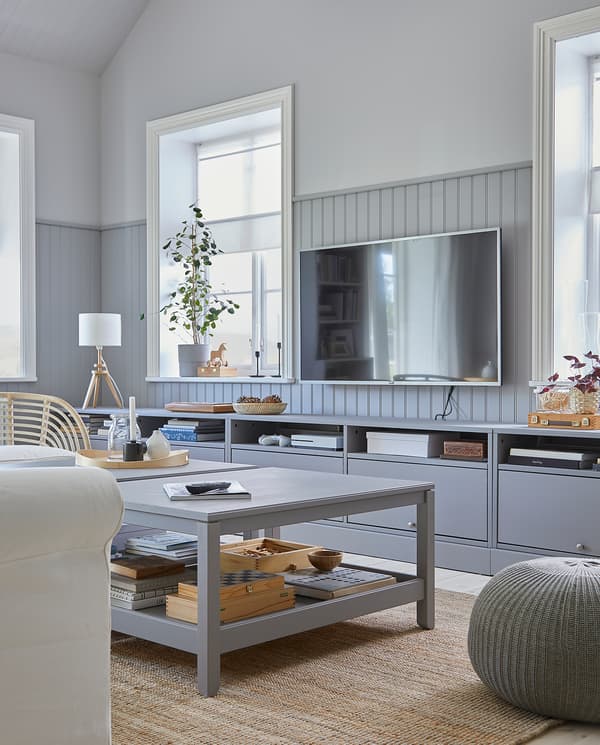 Een woonkamer waar een grijze HAVSTA tv-meubel en twee grijze HAVSTA salontafels samen een gecoördineerde stijl creëren.