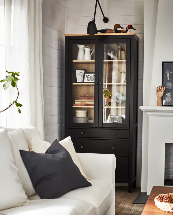 Een zwartbruin HEMNES vitrinekast met decoratie | IKEA 