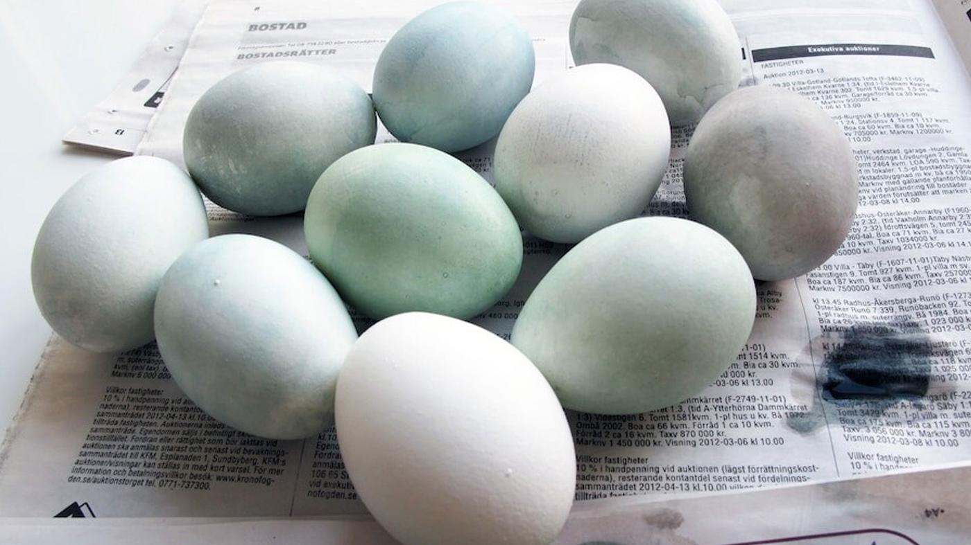 Egg som er malt med ulike pastellfarger.