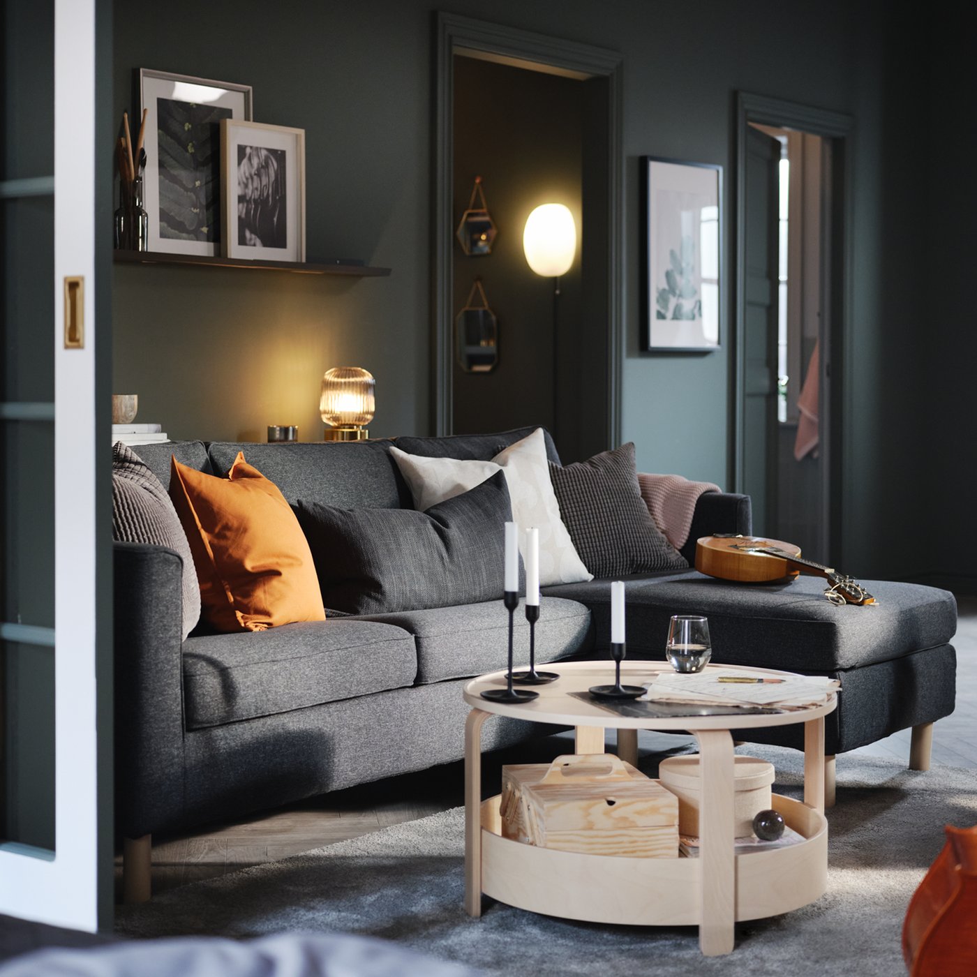 Egongela batean, sofa bat chaise longuearekin eta mahai osagarri bat.