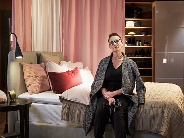 Egy életimádó és kényelmet kedvelő nő hálószobája