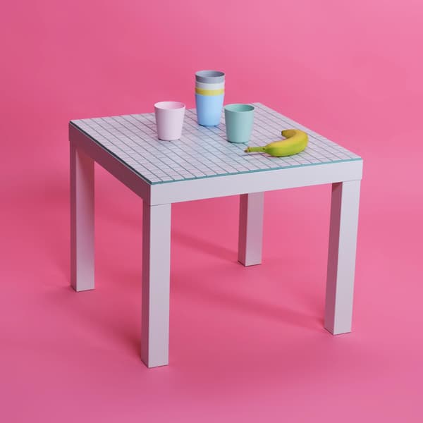 EGy fehér LACK asztal mozaikcsempével borítva.