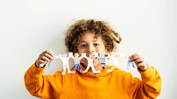 Egy gyermek aki saját alkotását bemutatja