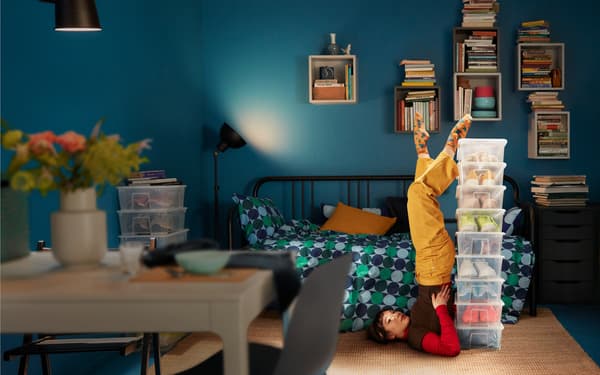 Egy IKEA gyarkornok a Bútormentő pont előtt áll.
