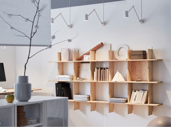 Egy INDUSTRIELL polcos elem IKEA NYMÅNE fehér falilámpával megvilágítva 