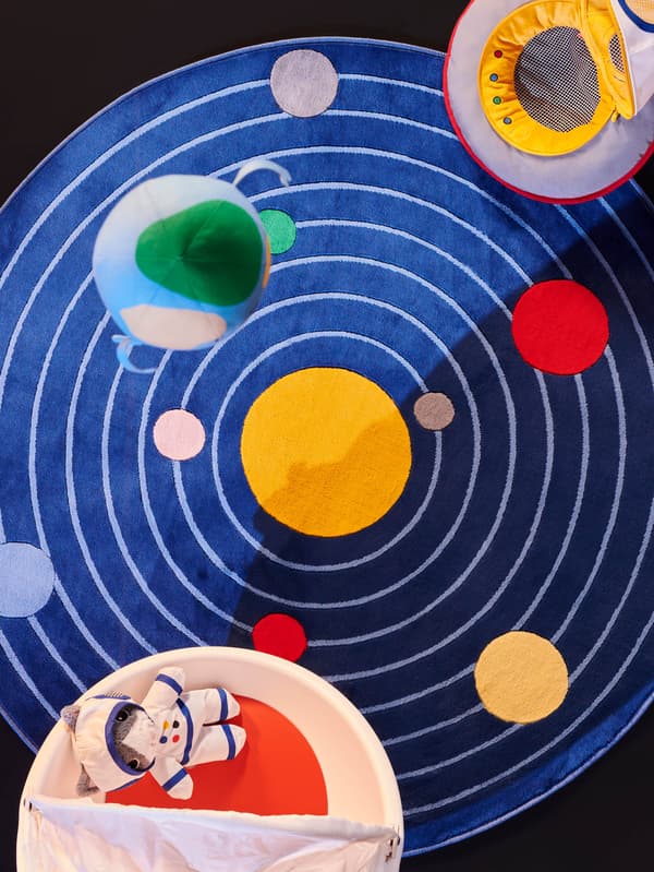 Egy kék AFTONSPARV szőnyeg.