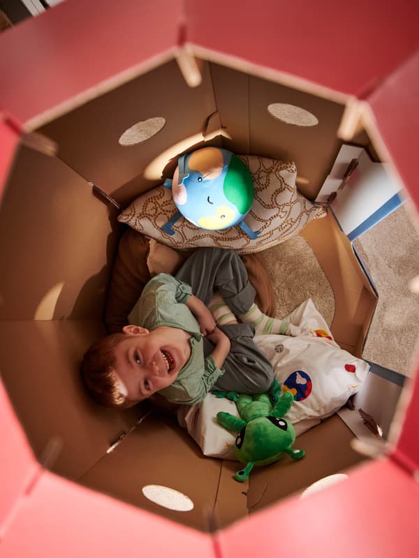 Egy kisfiú egy AFTONSPARV űrhajóban ül.