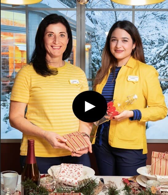 Egy kutya ül a zuhany alatt.