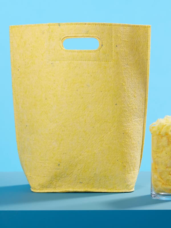 Egy sárga VÄXELBRUK táska.