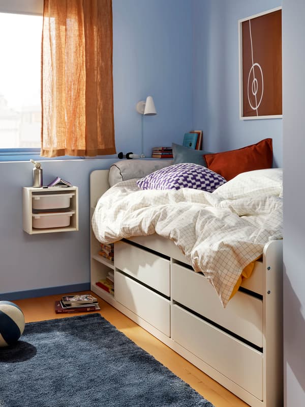 Egy SLÄKT tárolós ágy.