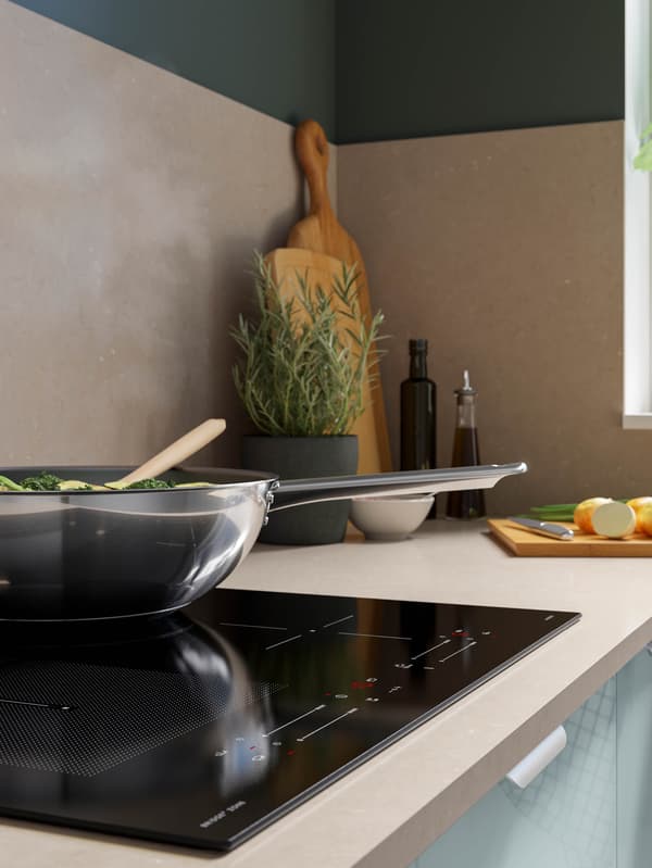 Egy SMAKLIG indukciós főzőlapon egy IKEA 365+ wok.