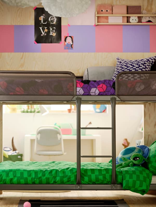 Egy sötétszürke TUFFING emeletes ágy.