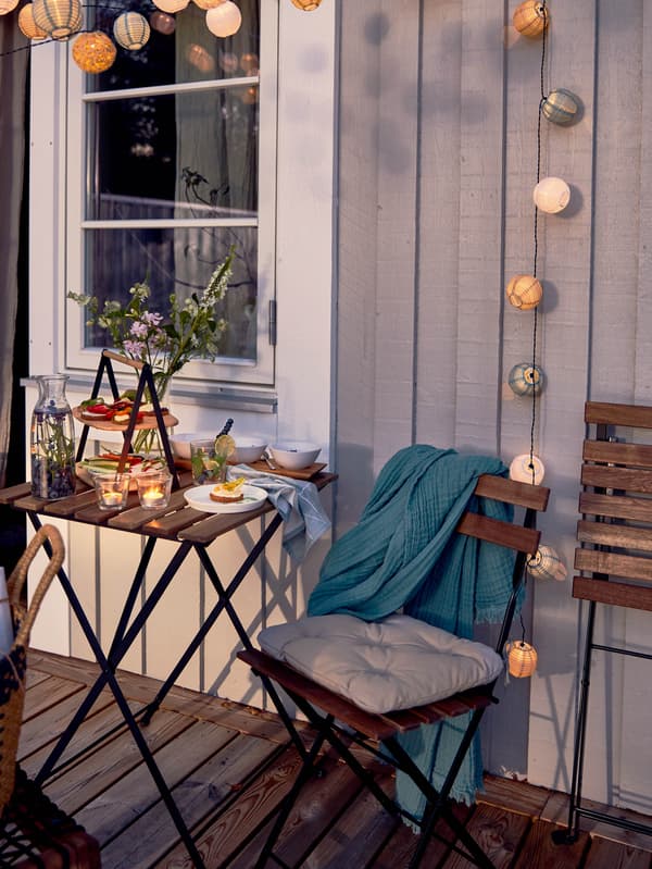 Egy teraszon álló TÄRNÖ összecsukható asztal és szék.