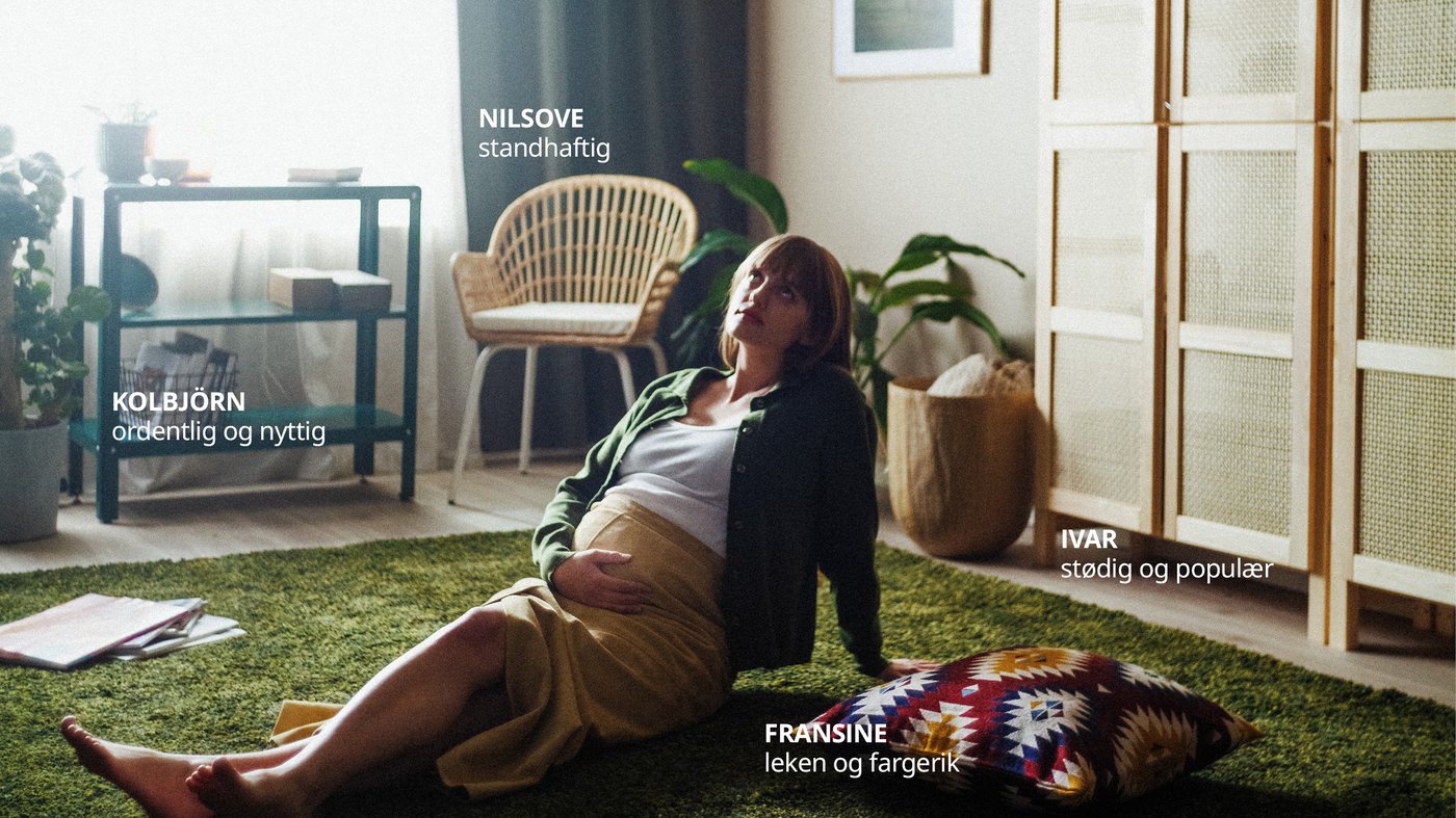 Ei kvinne som sitter på gulvteppe og undrer over barnenavn.