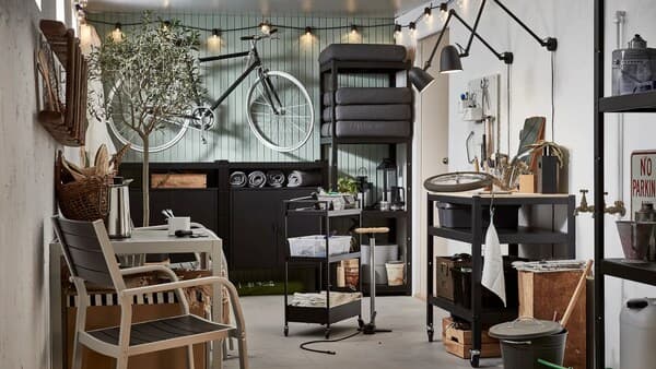 Ein Abstellraum mit einem BROR System an einer Wand, darüber hängt ein Fahrrad und eine Lichterkette