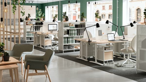 Ein Arbeitsplatz eingerichtet mit den BEKANT Eckschreibtischen.