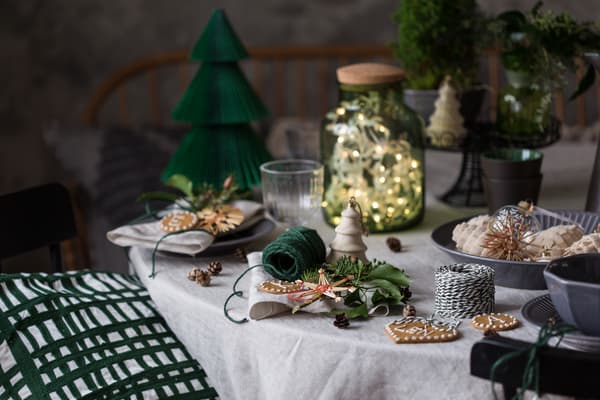 Ein Beispiel für eine weihnachtliche Dekoration in dunklen Tönen.