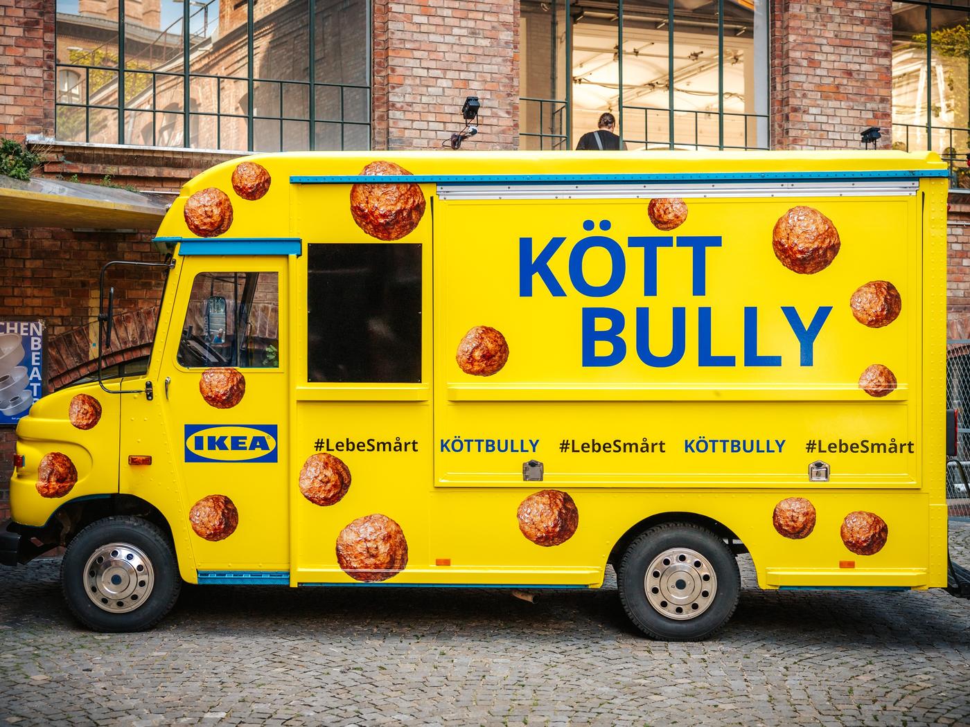 Ein Bild das einen gelben Food-Truck zeigt, IKEA gebrandet, darauf zu sehen große Fleischbällchen und es steht "KÖTT BULLY"
