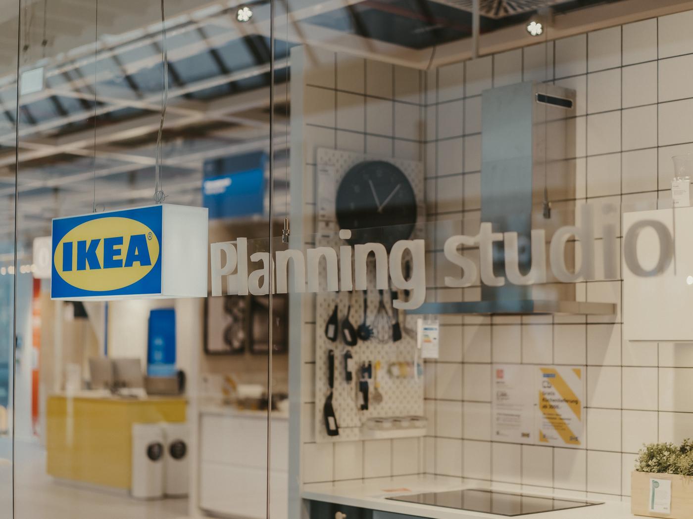 Ein Bild einer Scheibe, auf der zu lesen ist: IKEA Planungsstudio 