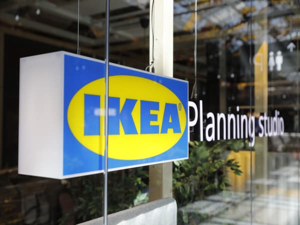 Ein blau-gelbes IKEA Schild hängt vor einer Glasfront und daneben steht in weißer Schrift Planning studio.