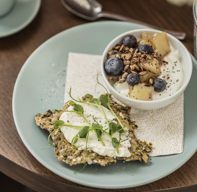 Ein blauer Teller mit gesundem Essen.