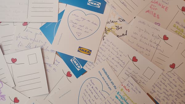 Ein Blick von oben auf viele geschriebene Postkarten.