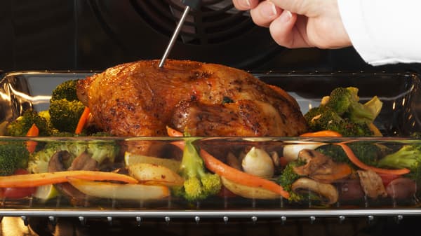 Ein Brathähnchen in einem Backofen.