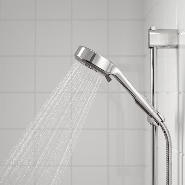 Ein BROGRUND Duschkopfe in Betrieb während Wasser ausstrahlt von der Seite gezeigt.