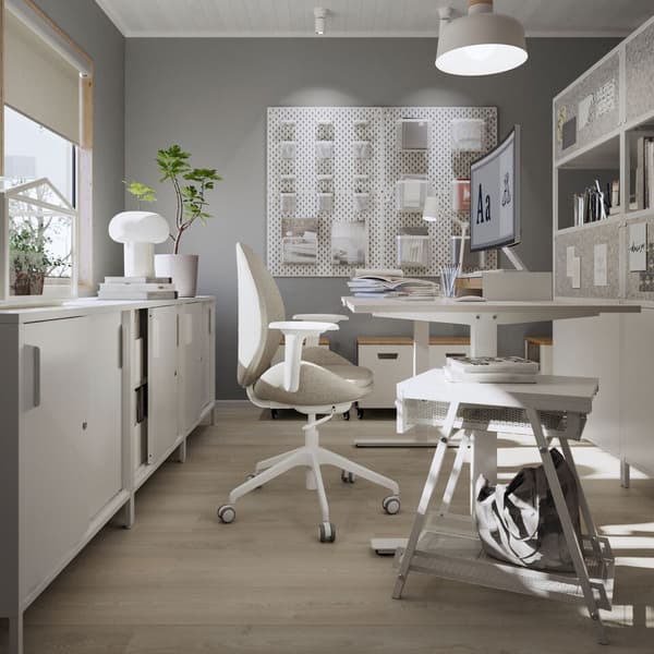 Ein Büro eingerichtet mit weißen TROTTEN Büromöbeln