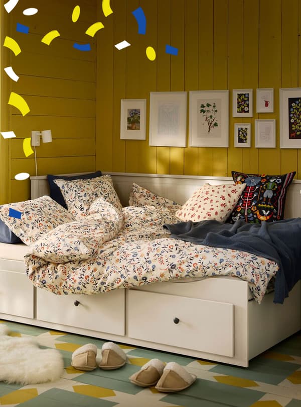 Ein cremefarbenes ULLERSLEV Schaffell im Schlafzimmer mit einem HEMNES Tagesbett in weiß