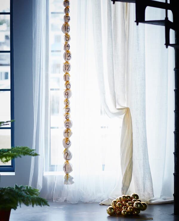 Ein dekorativer Adventskalender, der an der Decke in einem Wohnbereich befestigt wurde