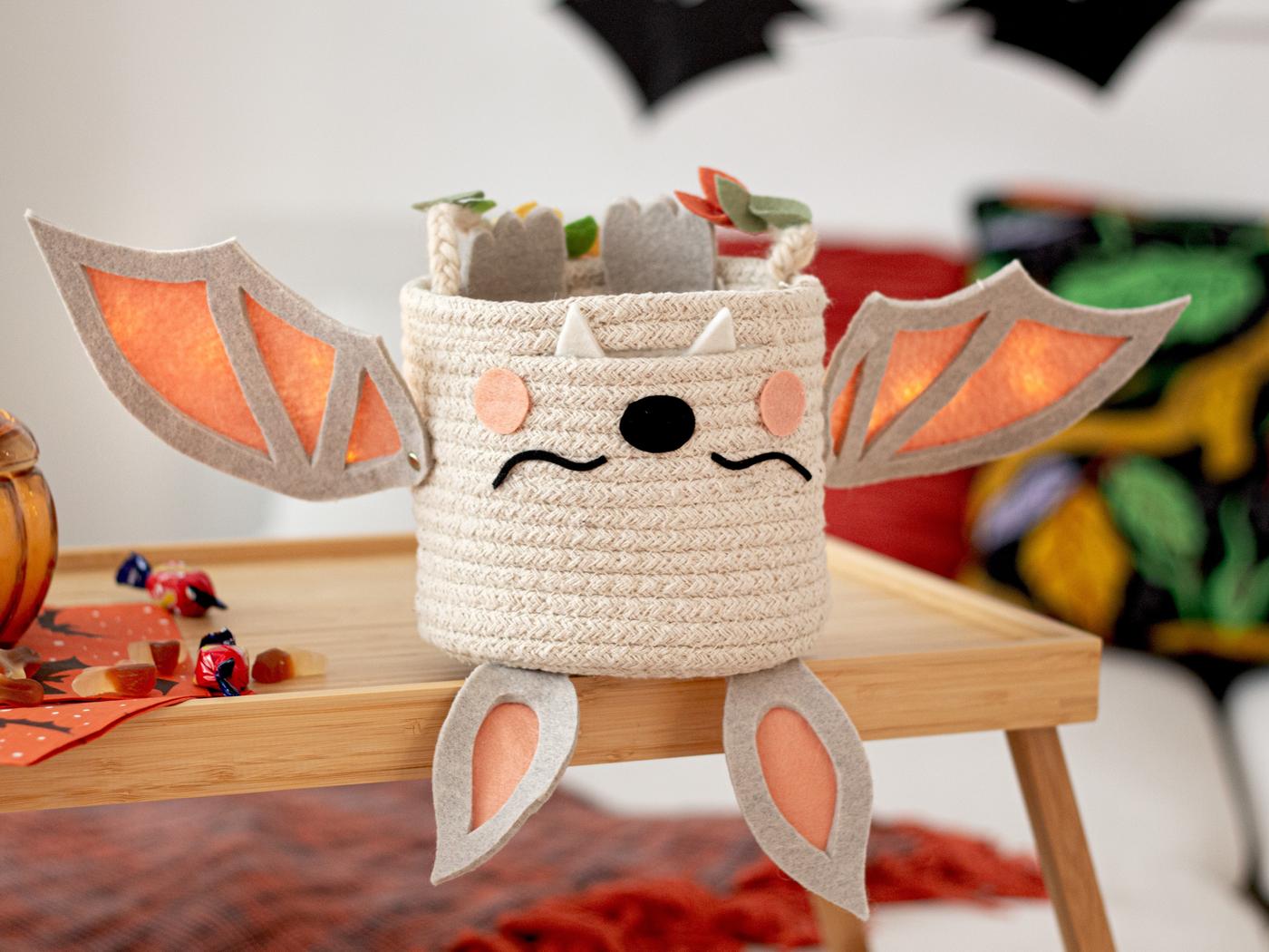 Ein DIY Halloweenkorb: TJABBIG Korb mit Filzteilen zu einer Fledermaus geklebt.