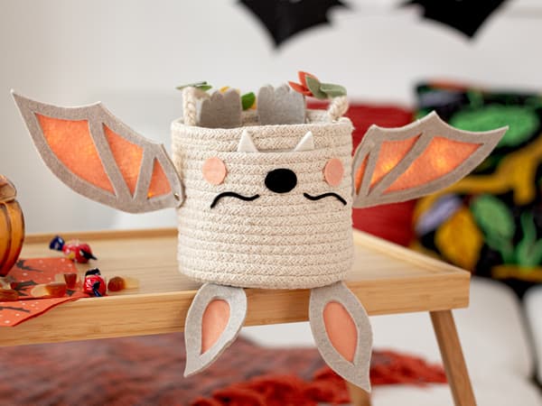 Ein DIY Halloweenkorb: TJABBIG Korb mit Filzteilen zu einer Fledermaus geklebt.
