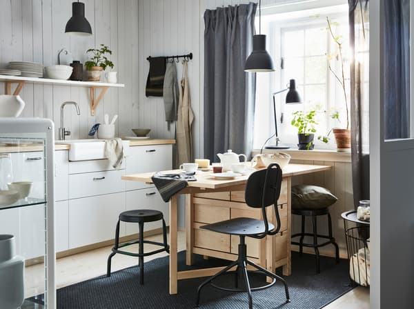 Ein Essplatz muss primär für dich funktionieren. NORDEN Klapptisch Birke und RÅSKOG Hocker schwarz bieten dir Platz für Hobbys und Essen in Gesellschaft.