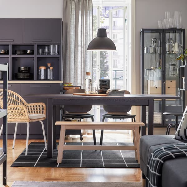Ein Esszimmer mit Ausziehtisch, u. a. mit einer Bank aus Birke als Sitzplatz.