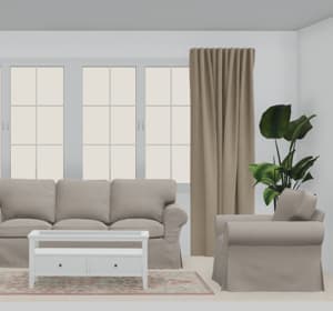 Ein Fenster in einem Wohnzimmer mit einem Sofa und einem Couchtisch