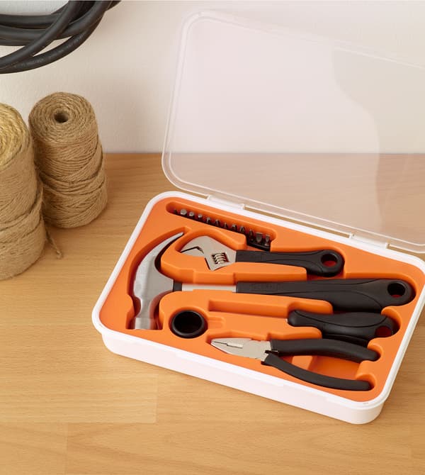 Ein FIXA Werkzeugsatz mit einer Vielzahl an Werkzeug auf einer Holzoberfläche