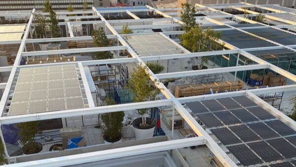 Ein Foto von der Photovoltaikanlage auf dem IKEA Wien Westbahnhof.