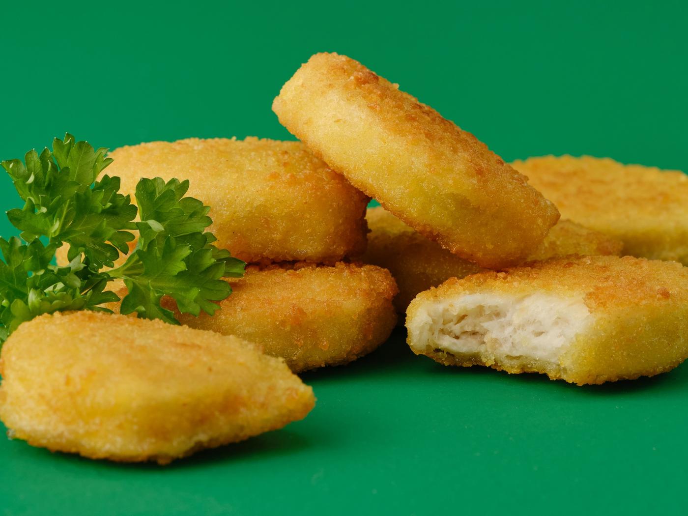 Ein Foto von SLAGVERK Plant-Based Nuggets mit grünem Hintergrund