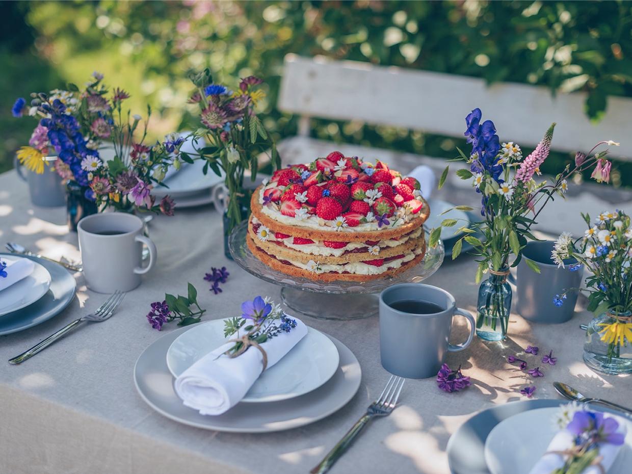Ein frischer Erdbeerkuchen auf einer Midsommar-Kaffeetafel