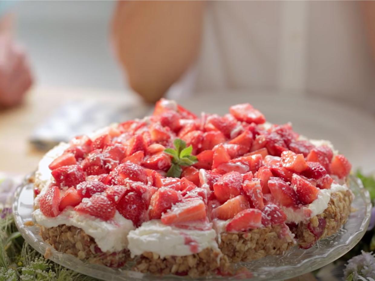 Ein frischer Erdbeerkuchen