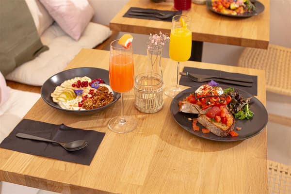 Ein gedeckter Tisch mit Frühstückstellern.