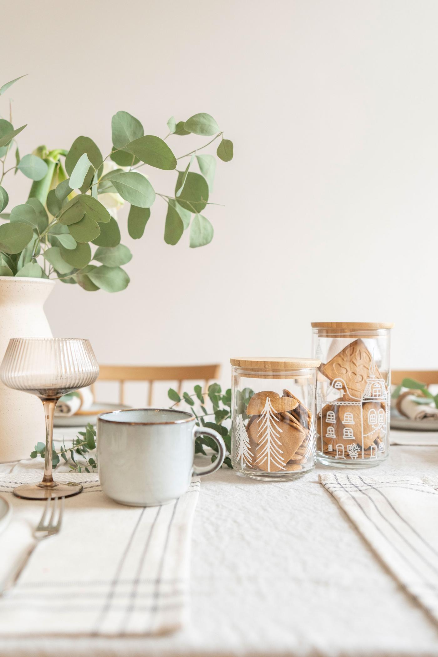 Ein gedeckter Tisch mit Platzsets und den selbstbemalten Vorratsgläsern. 