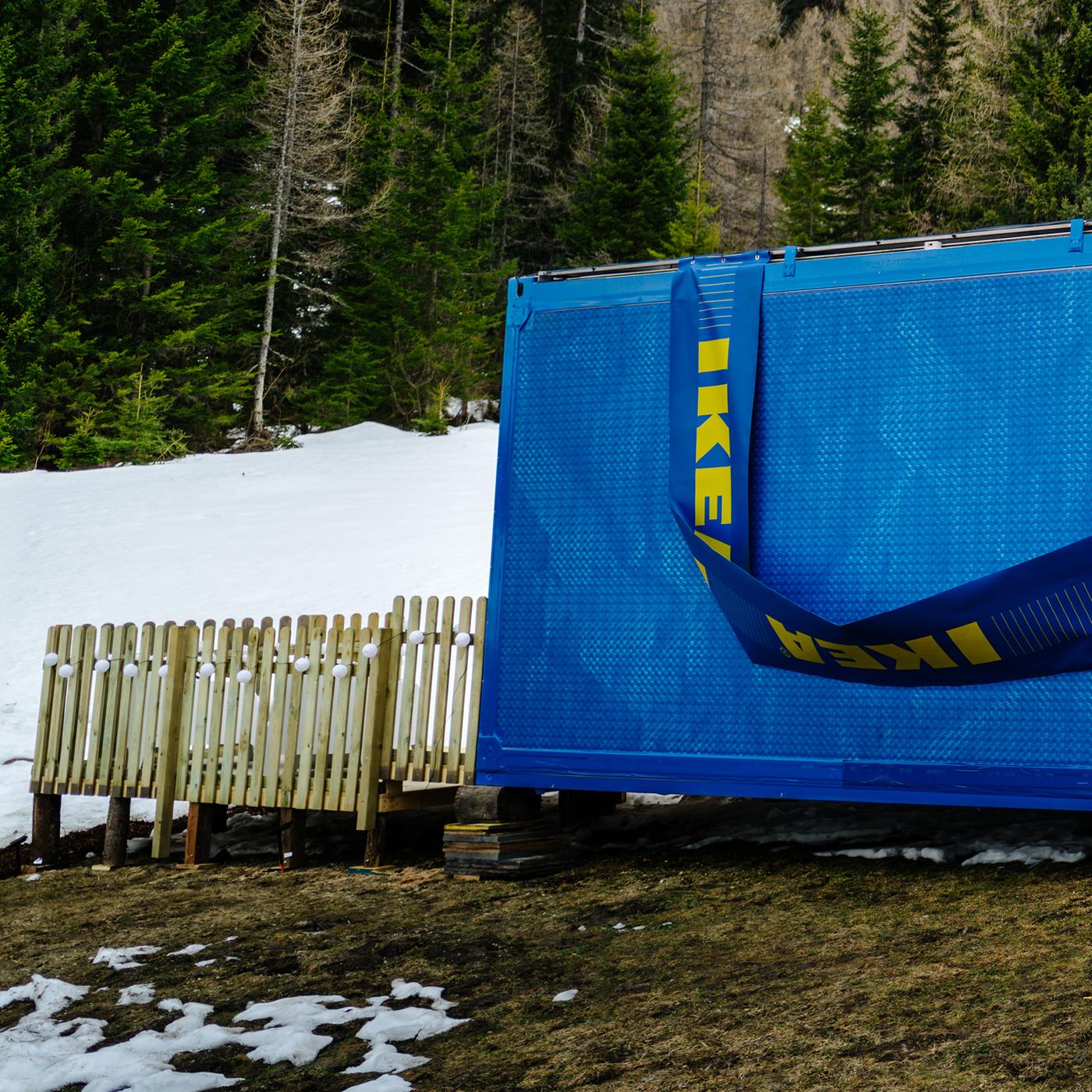 Ein gemütliches, blaues Tiny Home im Design von einer IKEA Tasche.