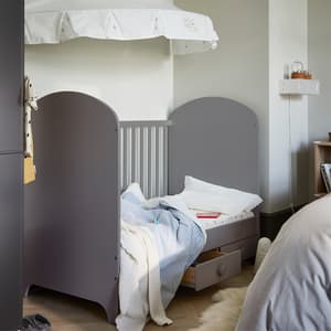 Bequemes Schlafzimmer mit Babybett - IKEA Österreich