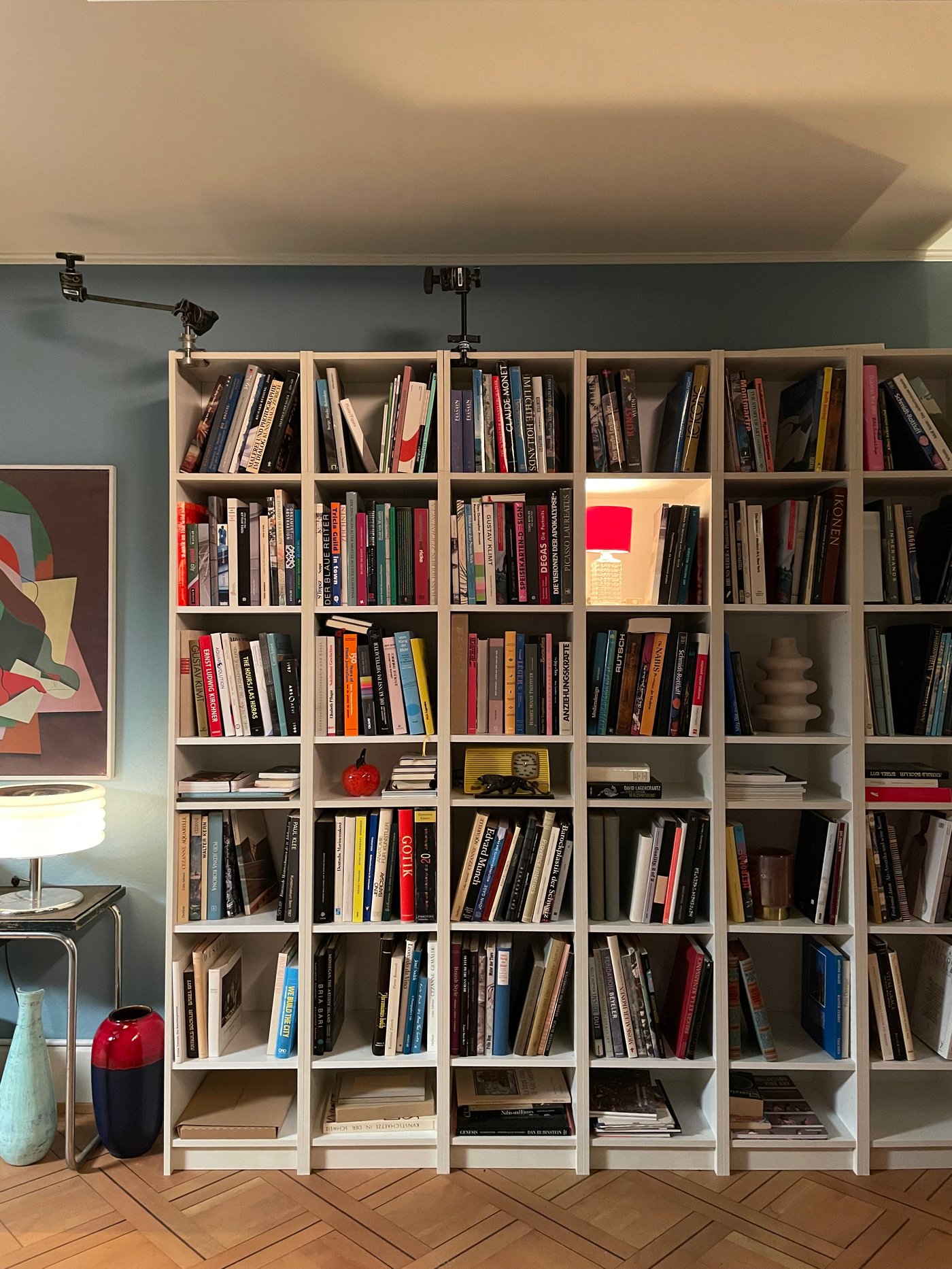 Ein grosses BILLY Bücherregal von IKEA in weiss mit vielen verschiedenen Büchern darin