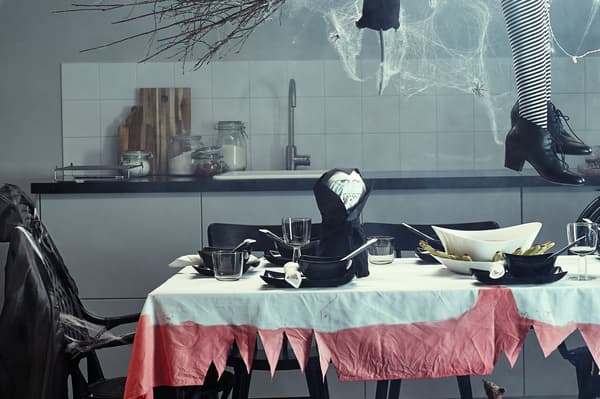 Ein gruselig dekorierter Halloween-Tisch.