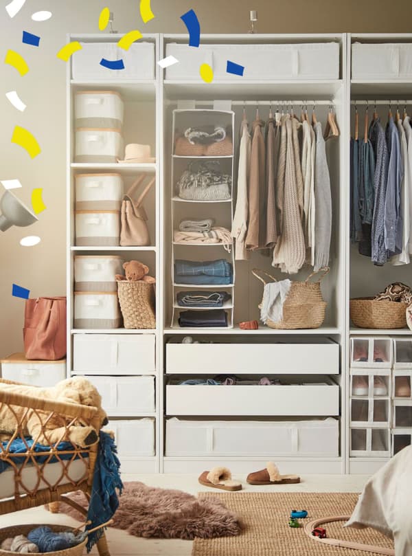 Ein gut sortierter PAX Schrank mit Klamotten und SKUBB Aufbewahrungsboxen.