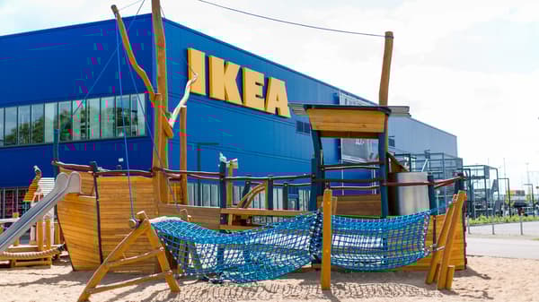 Ein IKEA Einrichtungshaus mit einem Spielplatz davor.